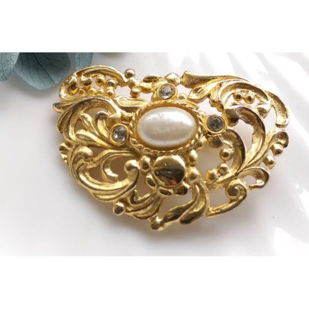 Vintage Gold Brooch Victorian Bar Cutwork Clear Rhinestones Pearl Center STUNNIN